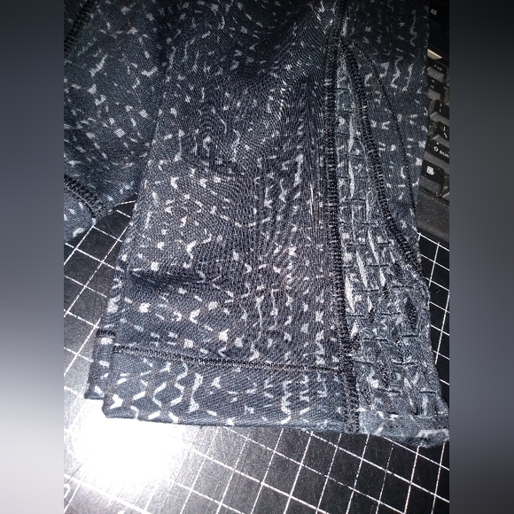 Lululemon True Self Crop II Samba Snake Battleship Black Leggings, Size 6 - Picture 8 of 13